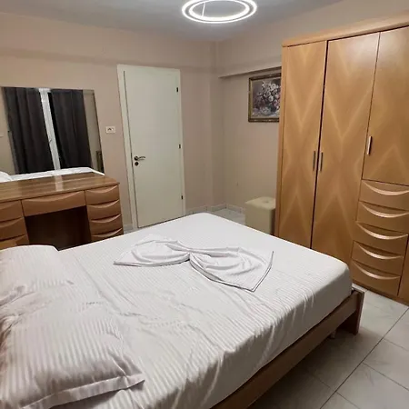 Bright & Roomy Center דירה *